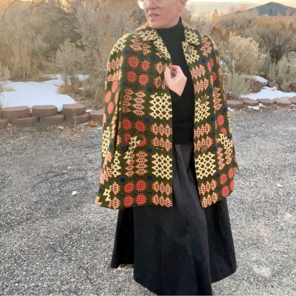 Vintage AMAZINGNESS!!! Embroidered Geometric Print Cape Brocade Stunning - Picture 2 of 9